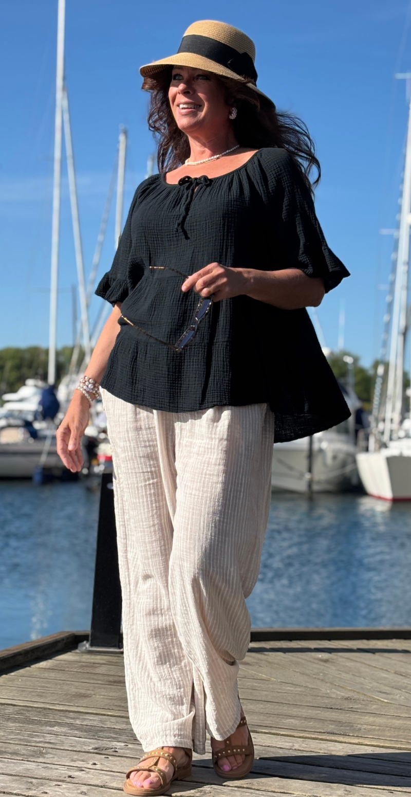Forudbestil uge 21 Marilyn bluse med bred halsudskæring og bindebånd sort LikeLondon