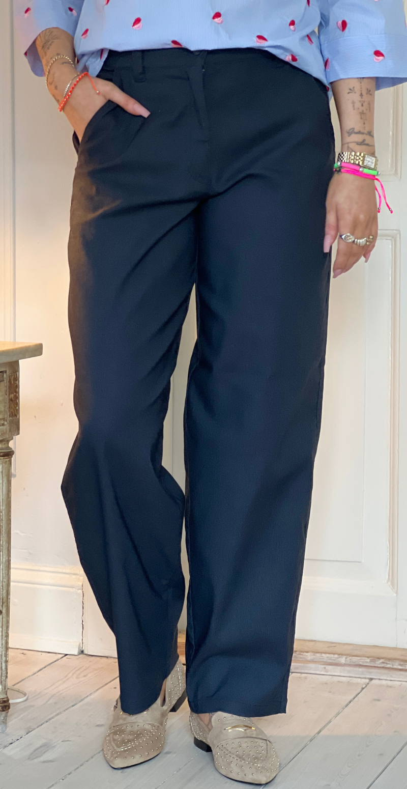 Tonje bukser i denimlook og barrelfit navy blazer melage Freequent