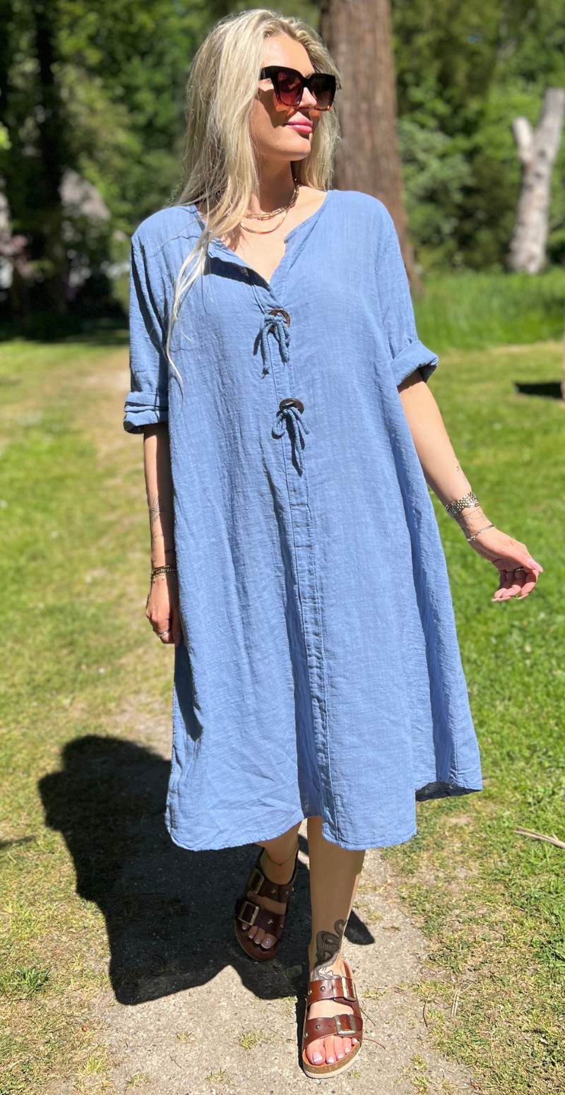 Shirley kjole med træknap og snørre denim LikeLondon