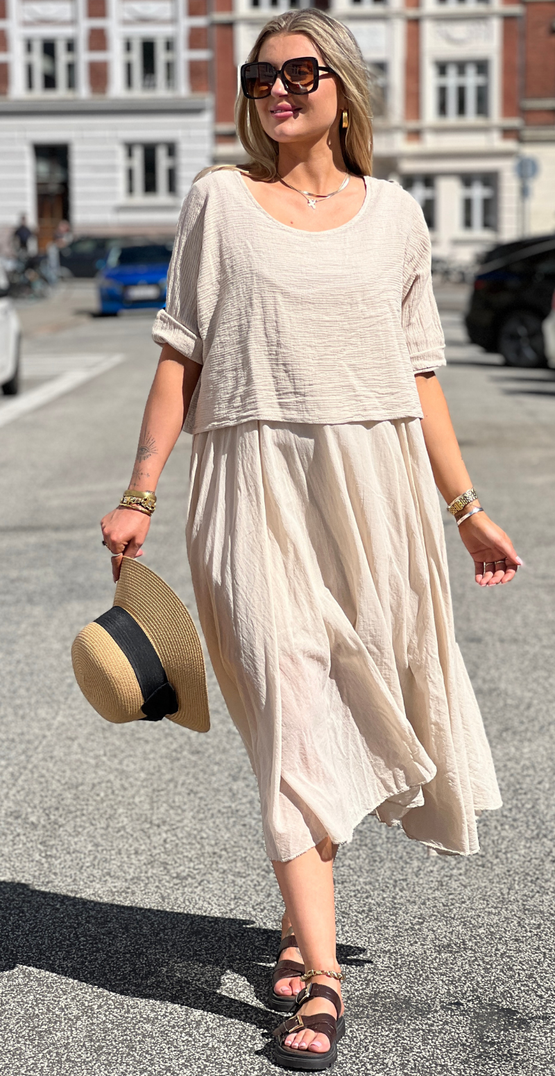 Frigg kjole med A-form og tynde stropper med tilhørende bluse beige LikeLondon