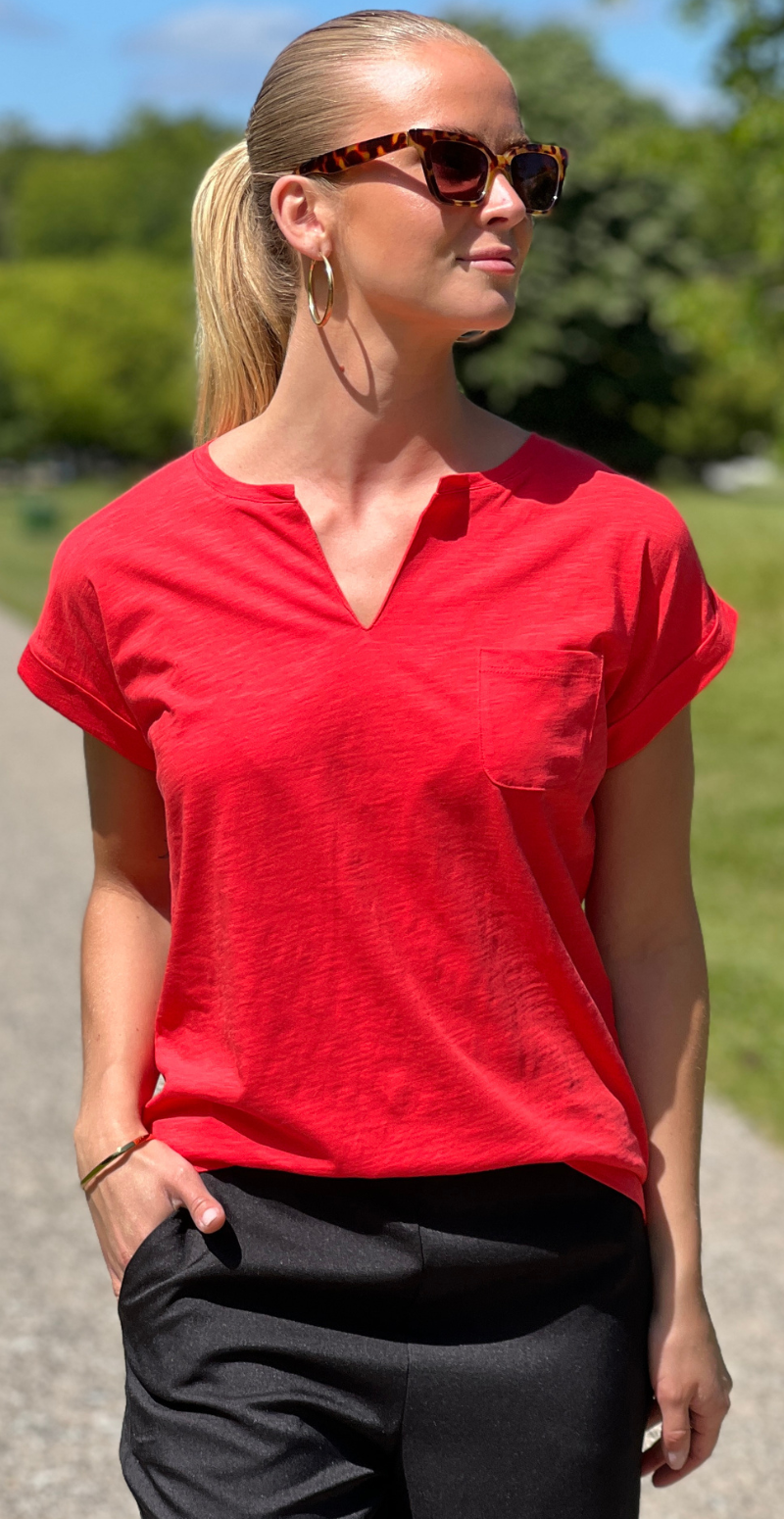 Viva T-shirt med v-hals og lomme bittersweet