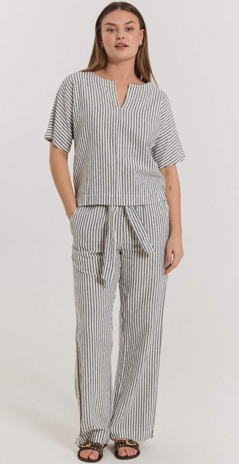 Lavisco hørbluse med v-hals offwhite w. navy