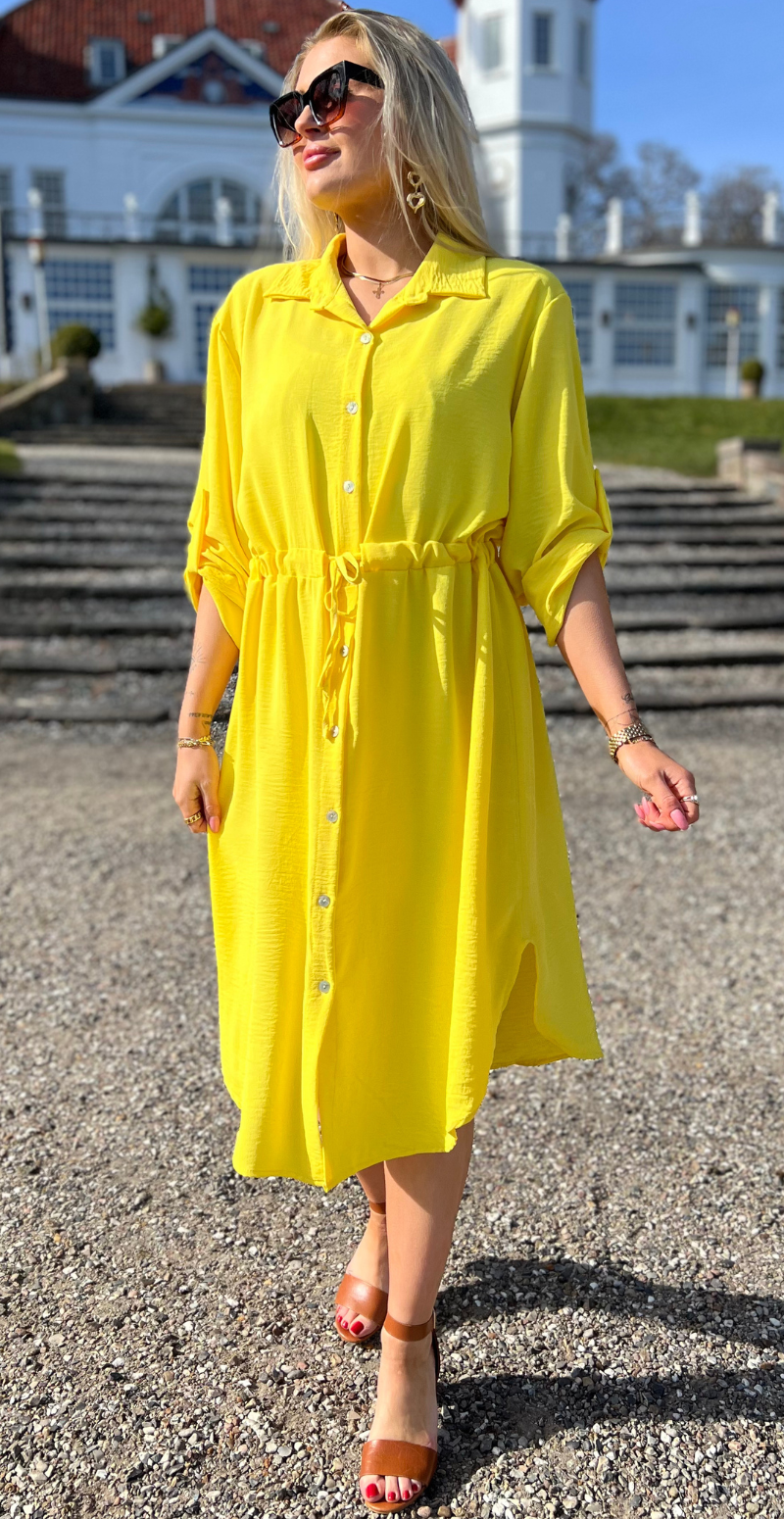 Elenora kjole med bindebånd i taljen gul LikeLondon