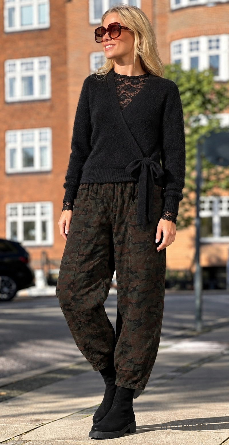 Nella fløjlsbukser med lommer foran og elastik i taljen camouflage brown LikeLondon