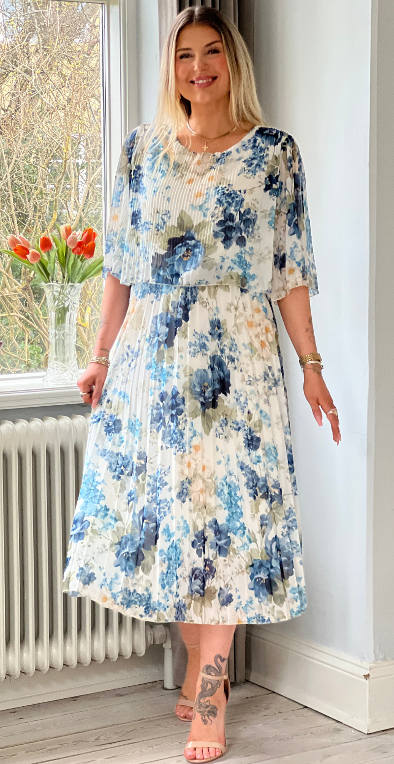Forudbestil uge 16 Carmen plisseret kjole med elastik i taljen og blomsterprint blå LikeLondon