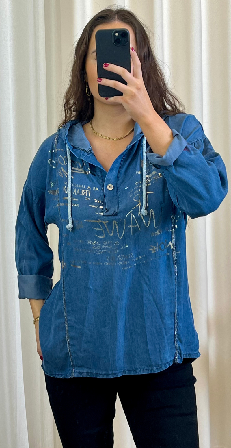 Mira bluse med hætte og tekst lys denim LikeLondon