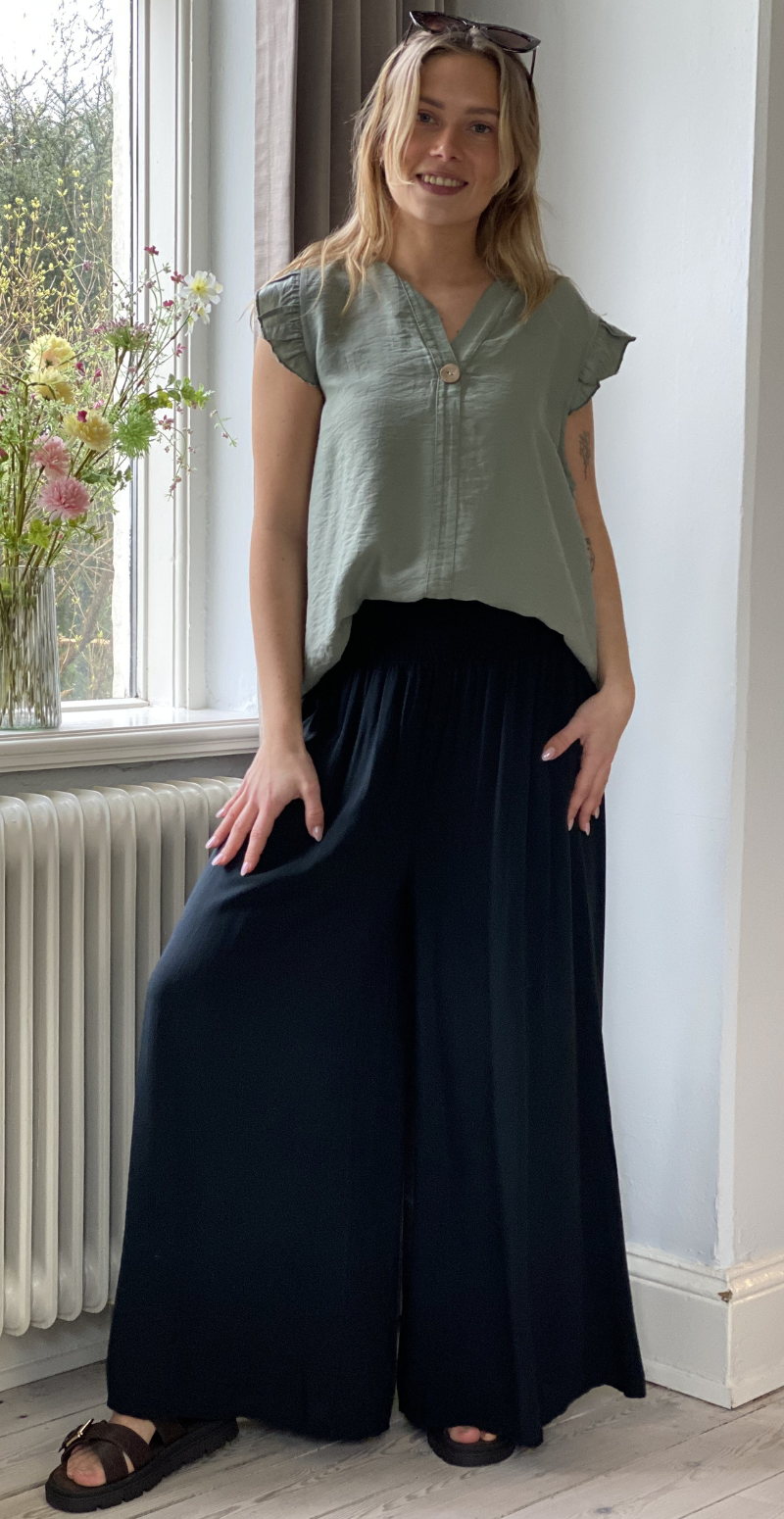 Peggy bukser med brede ben og smock sort LikeLondon