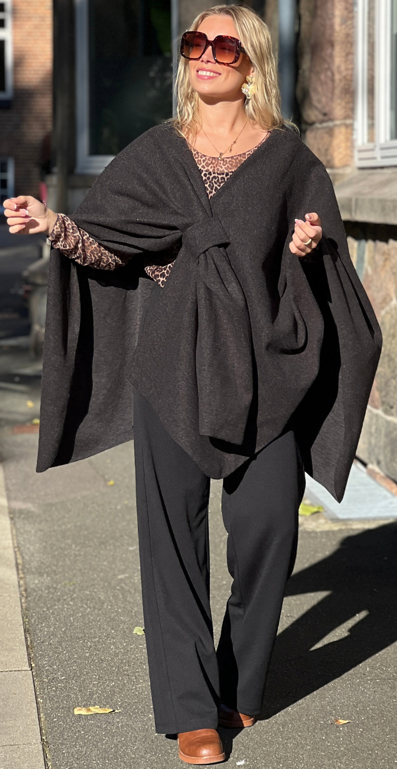 Aya poncho med knudedetalje og flagermusærmer sort LikeLondon