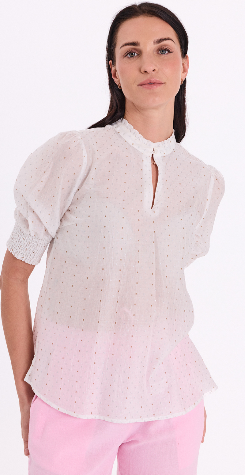 Flory bluse med smock på ærmerne og prikker brilliant white w. silver Freequent