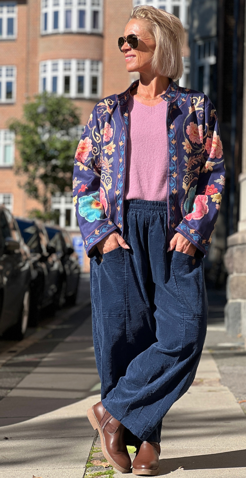 Forudbestil uge 41 Gwen fløjlsbukser med store lommer navy LikeLondon