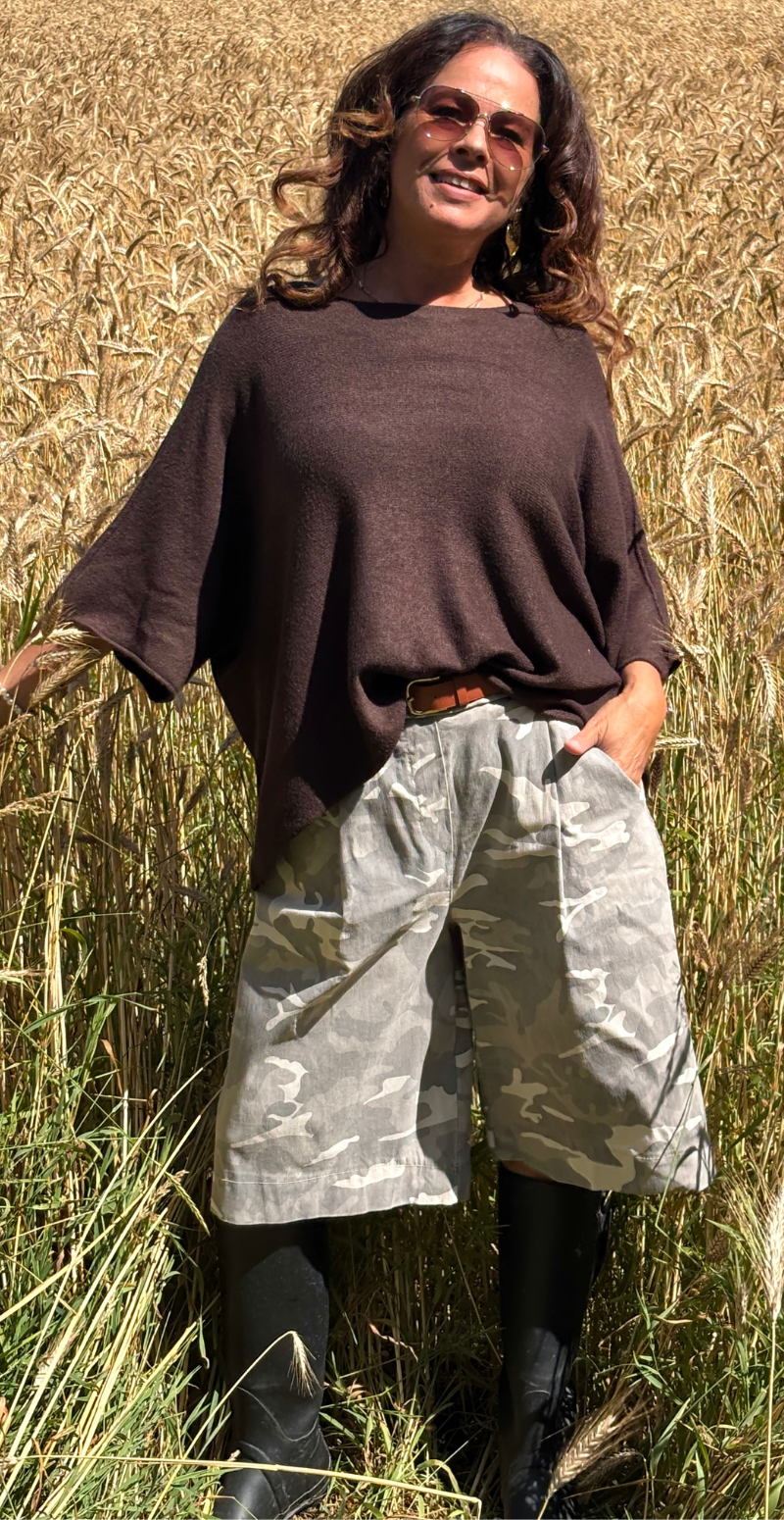 Emma bermuda shorts med camouflage og bælte grå LikeLondon