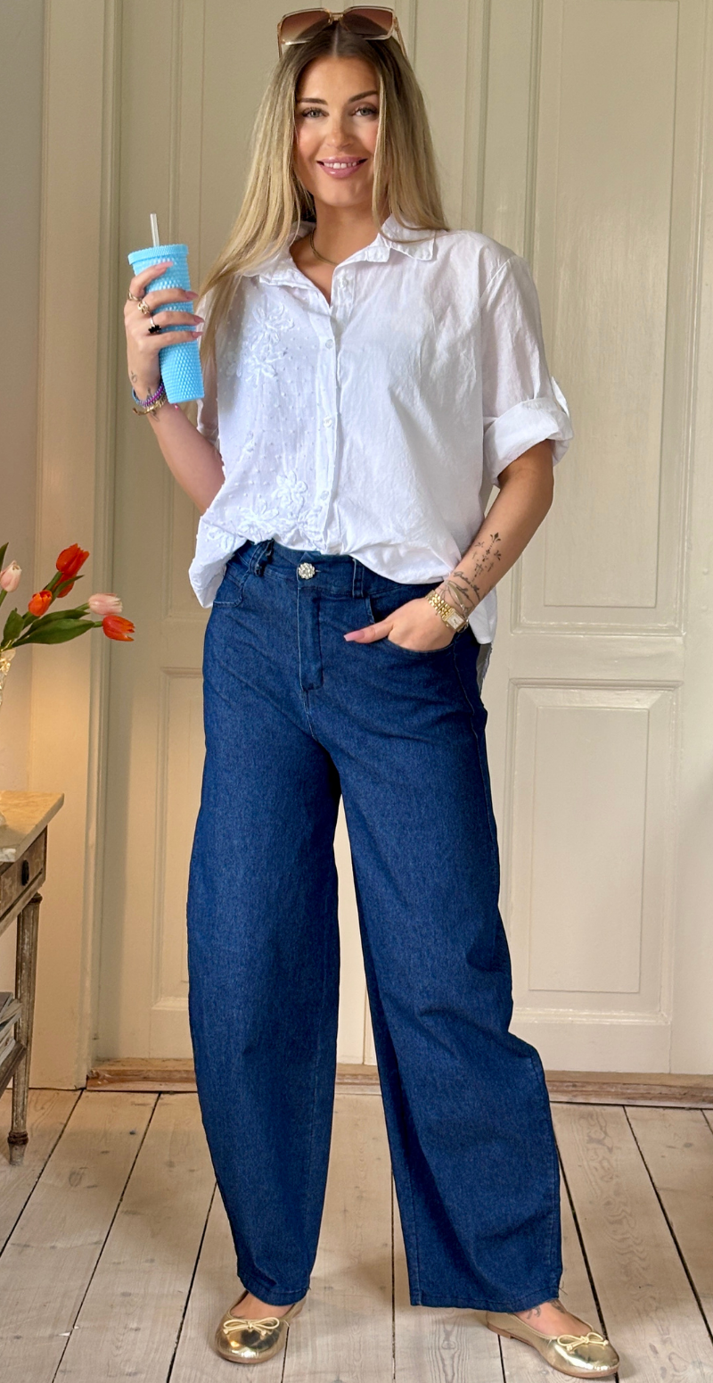 Daniella denimbukser med vidde og en rhinstenknap dark jeans LikeLondon