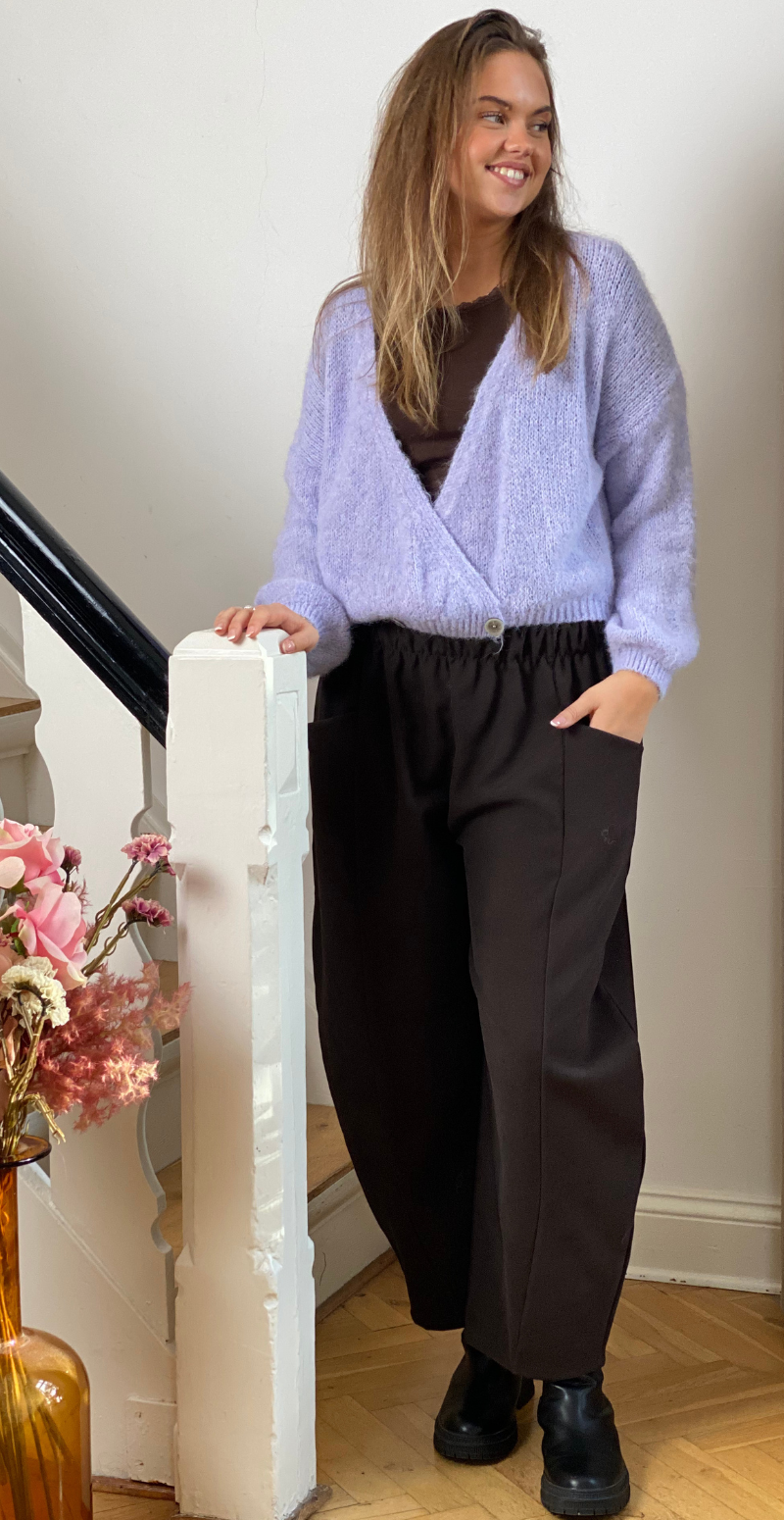 Kitty strikcardigan med wrapeffekt og knapper lilla LikeLondon