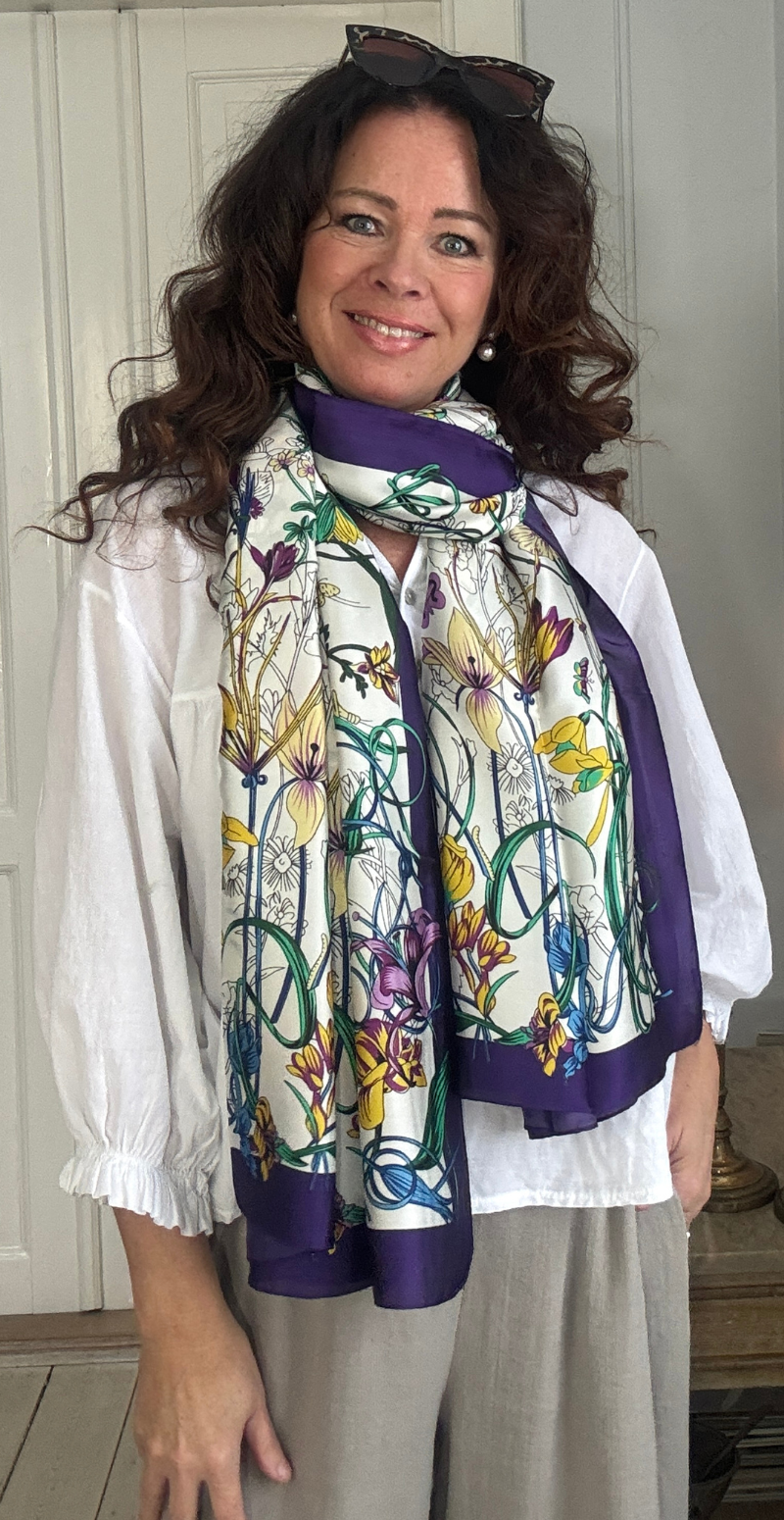 Silketørklæde med blomster og små sommerfugle mørk lilla LikeLondon