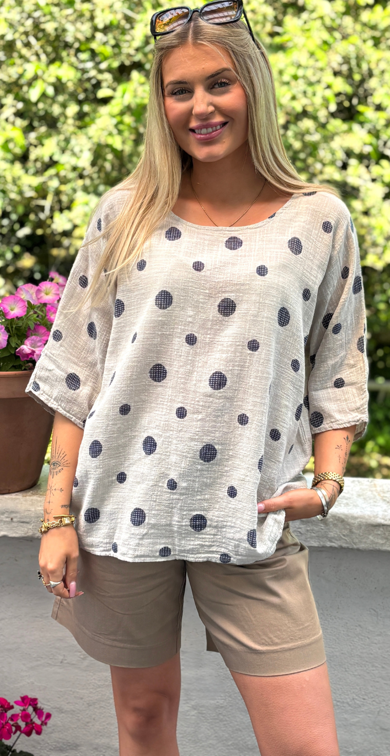 Blair bluse med 3/4 ærme og prikker beige LikeLondon