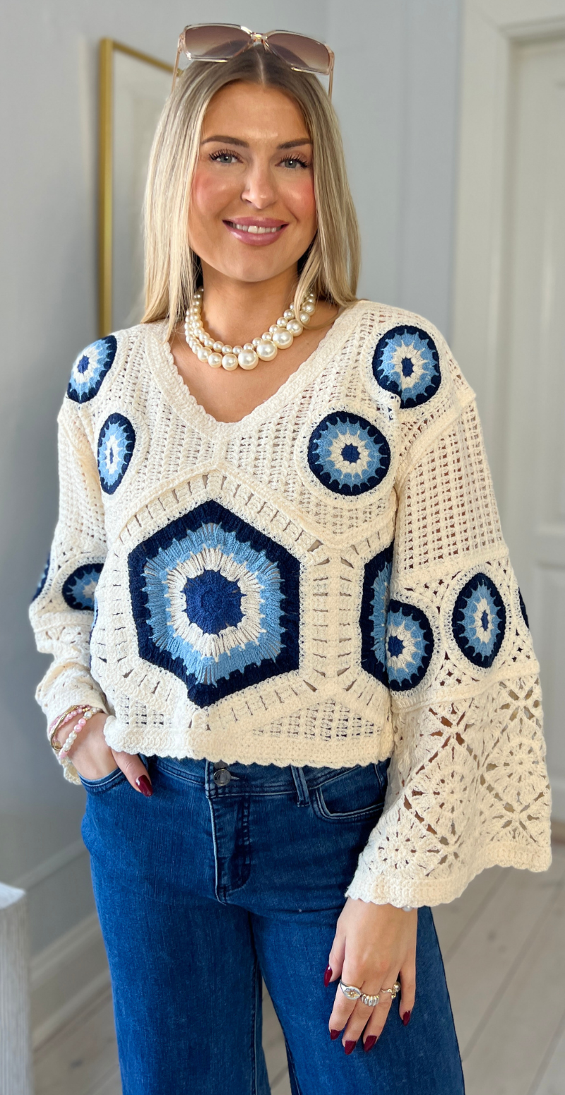 Colette kort bluse med hæklet mønster og vidde ved ærmer creme/blå LikeLondon