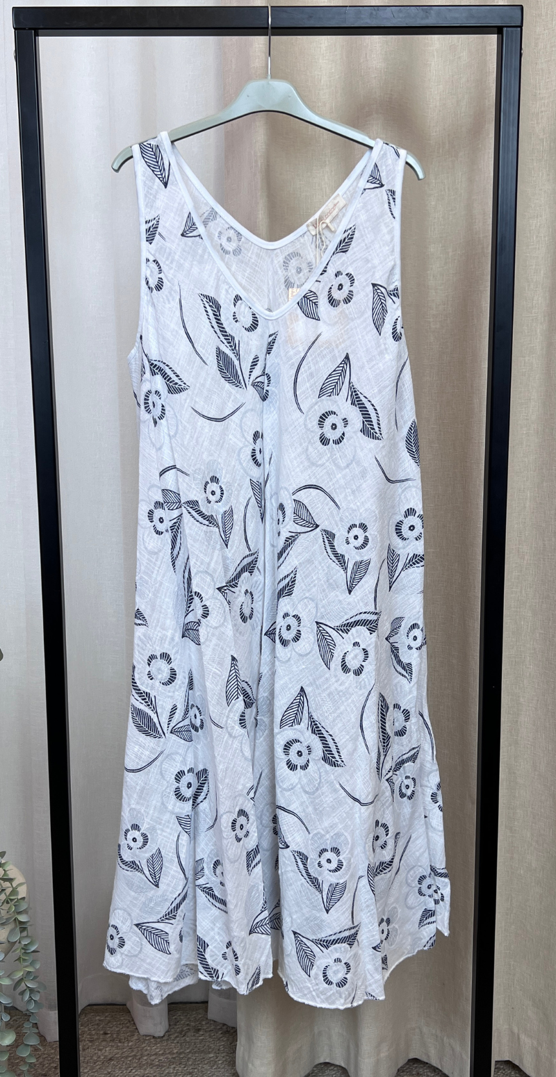 Aurelia kort kjole med brede stropper og blomster hvid LikeLondon