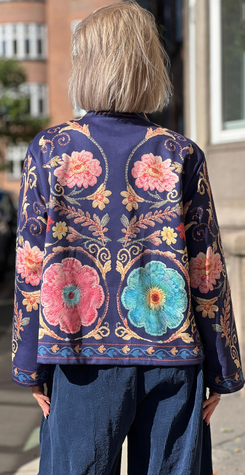 Estelle jakke i ruskindslook med print af broderede blomster navy LikeLondon