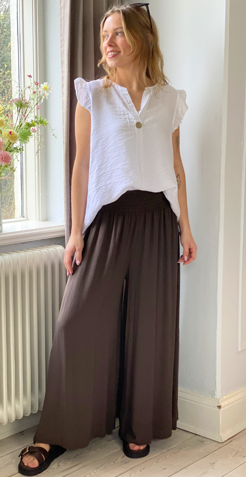 Peggy bukser med brede ben og smock brun LikeLondon