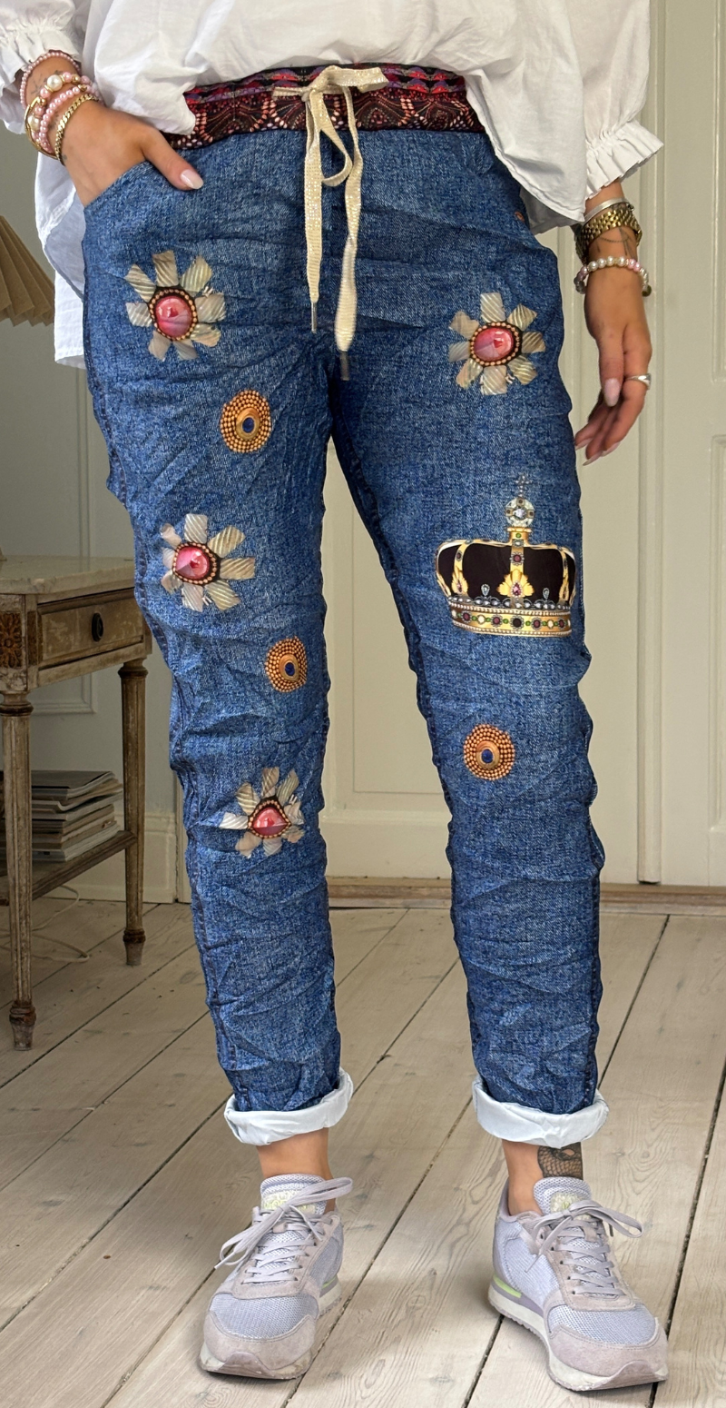 Forudbestil uge 7 Sisse bukser i denimlook med kongekrone Likelondon