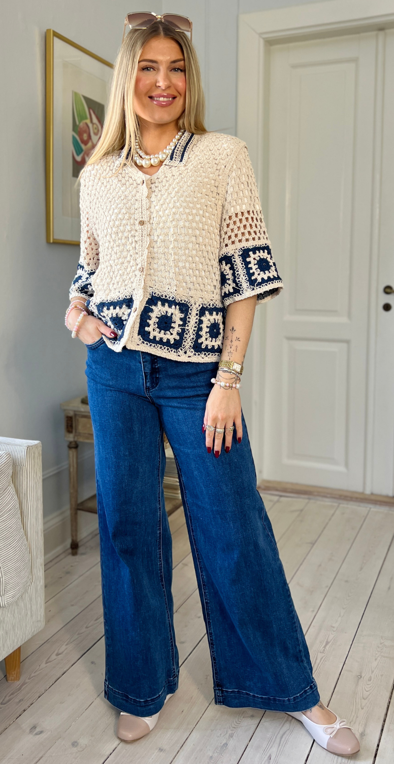 Essa kortærmet cardigan i crochet med krave beige/navy LikeLondon