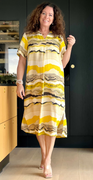 Lang kjole med korte ærmer og print gul