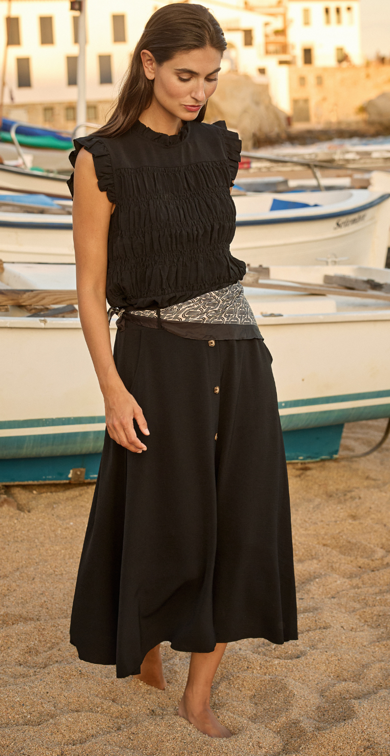 Macia lang nederdel med knapdetaljer sort LikeLondon