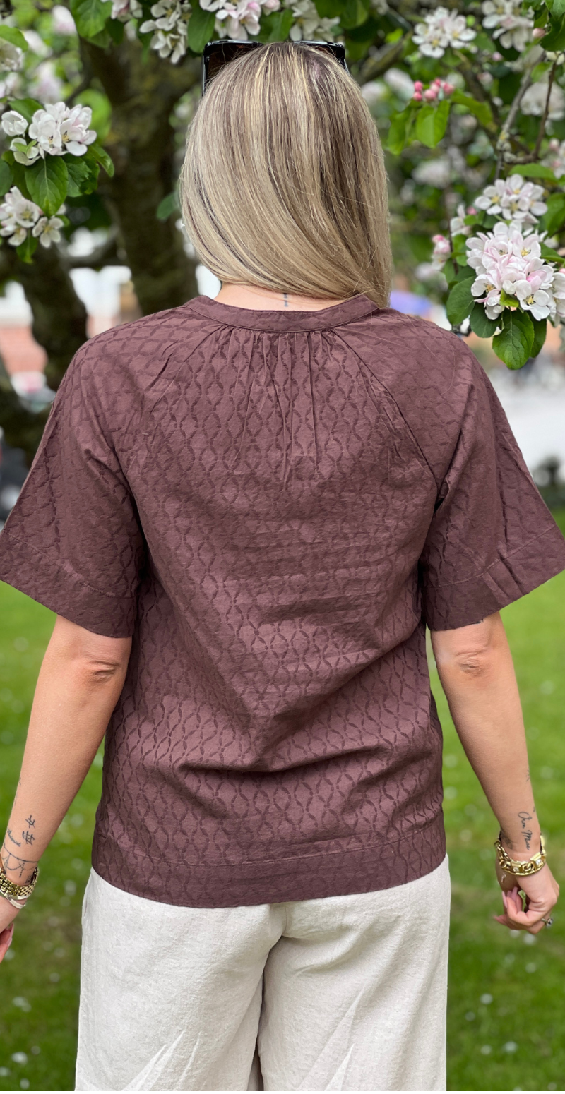 Farley bluse med broderet mønster french roast B.young