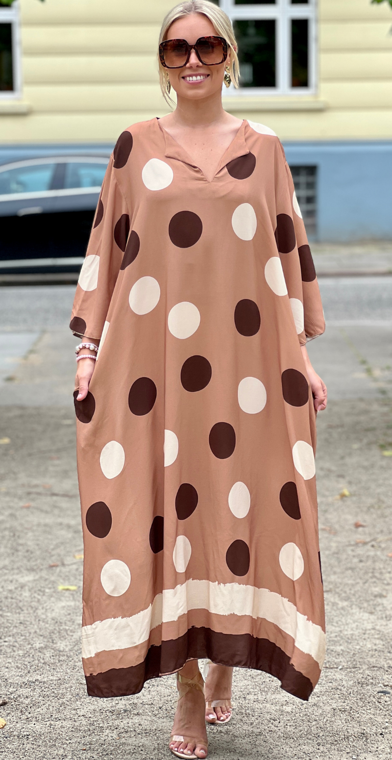 Effie lang kjole med store dots og lommer taupe LikeLondon
