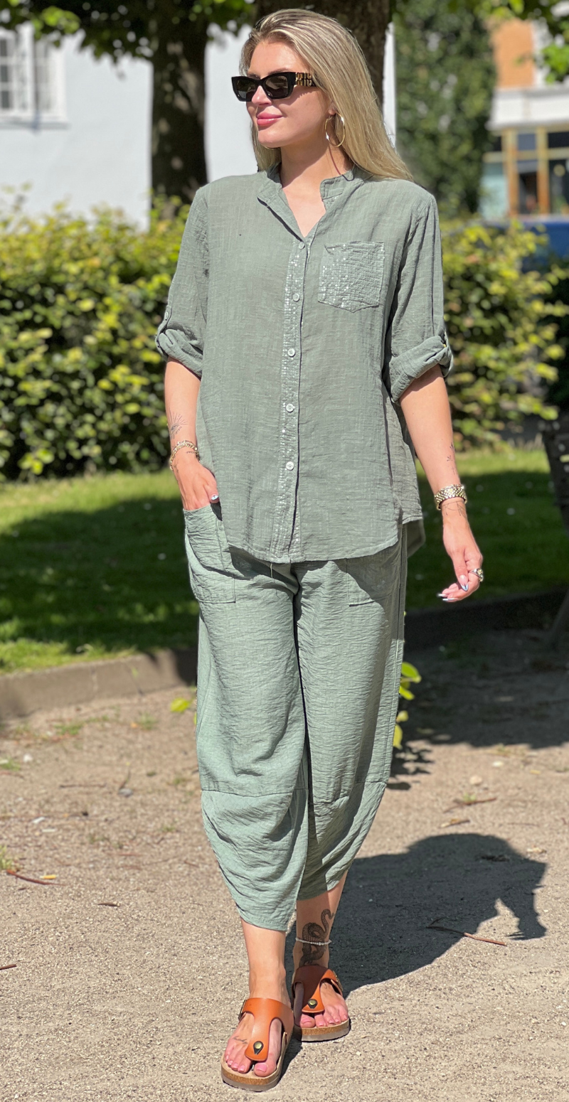 Karla ensfarvet bluse med pailletdetaljer khaki LikeLondon
