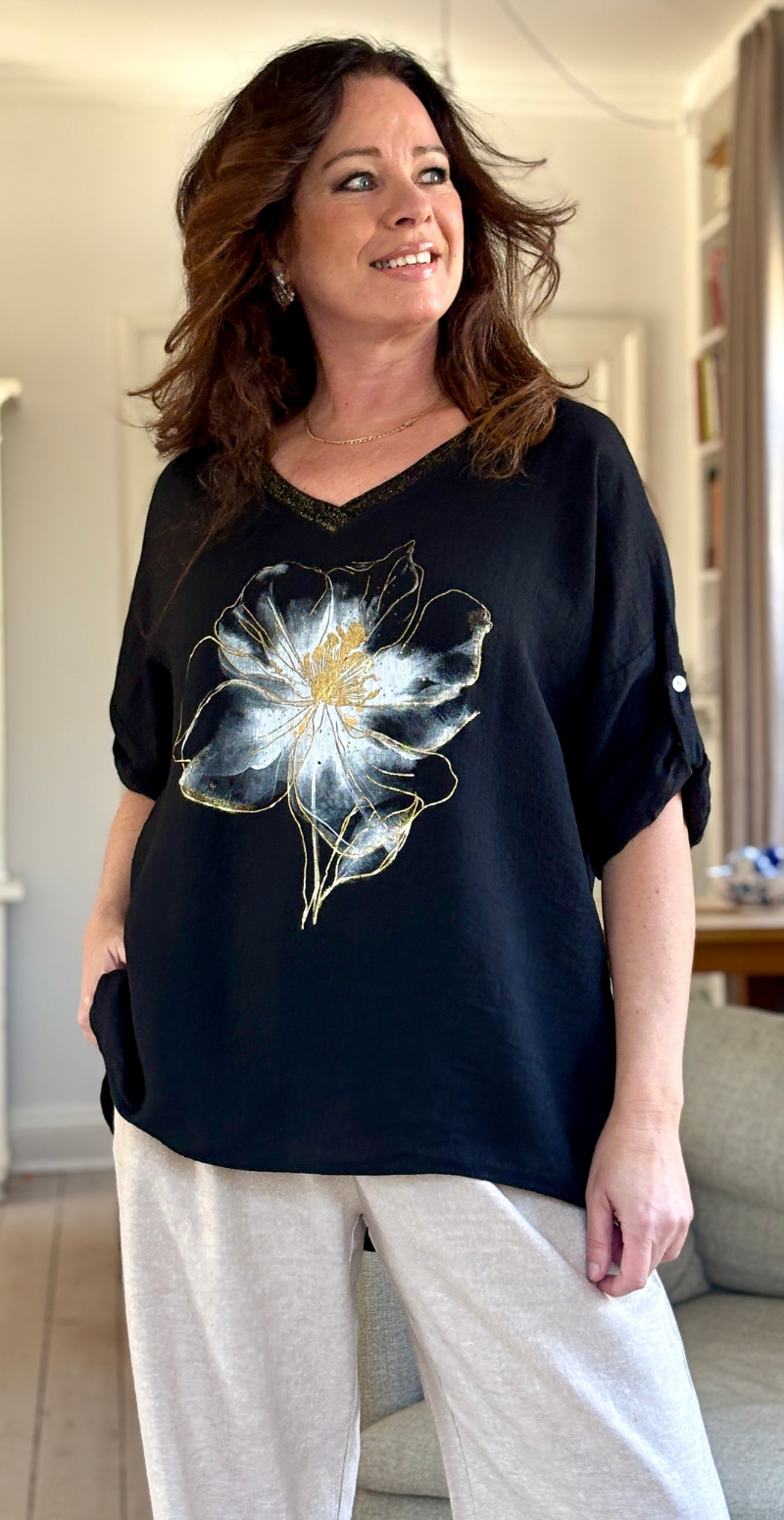 Katinka bluse med v-hals og blomstermotiv sort LikeLondon
