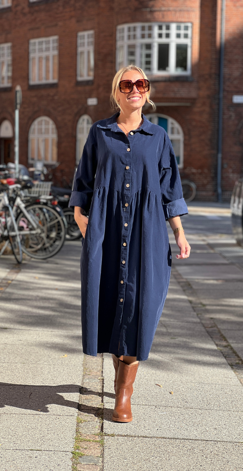 Benedikte fløjlskjole med rynker og knapper navy LikeLondon