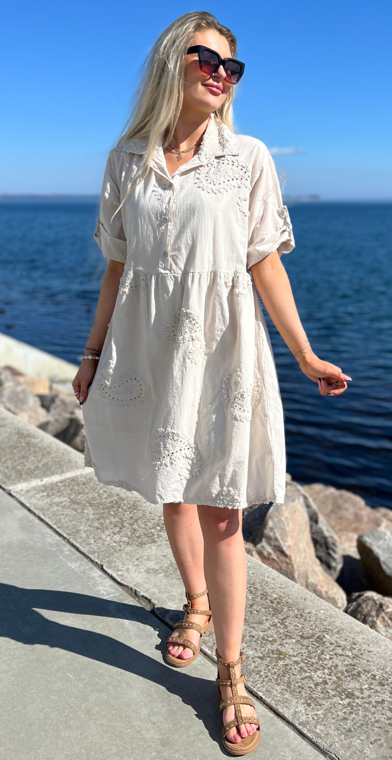 Ylva kjole med krave og broderet paisleymønster beige LikeLondon