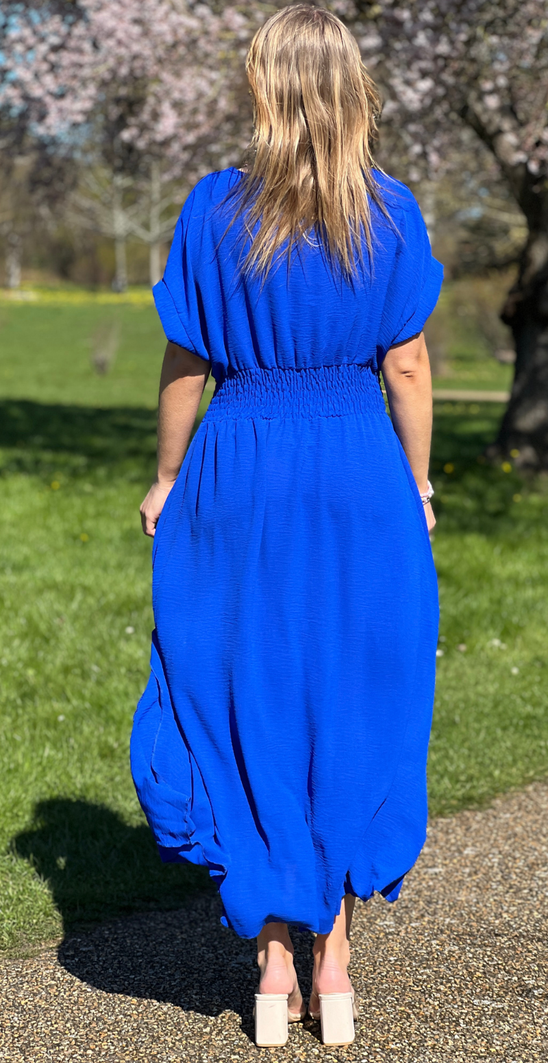 Dagny lang kjole med elastik i taljen og slids foran royal blue LikeLondon