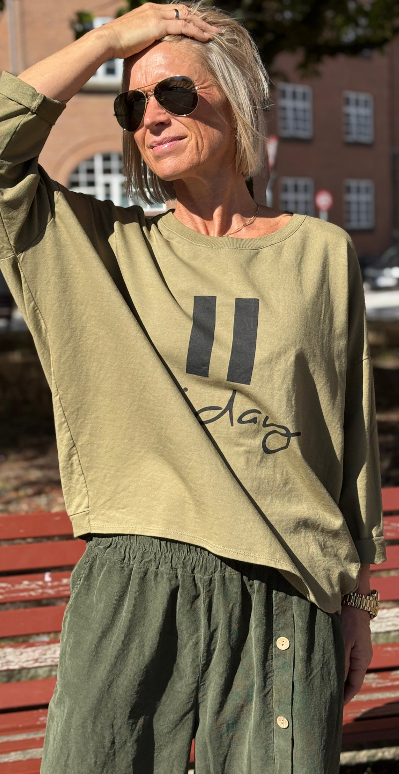 Biance bluse med rund hals og "friday" olive LikeLondon