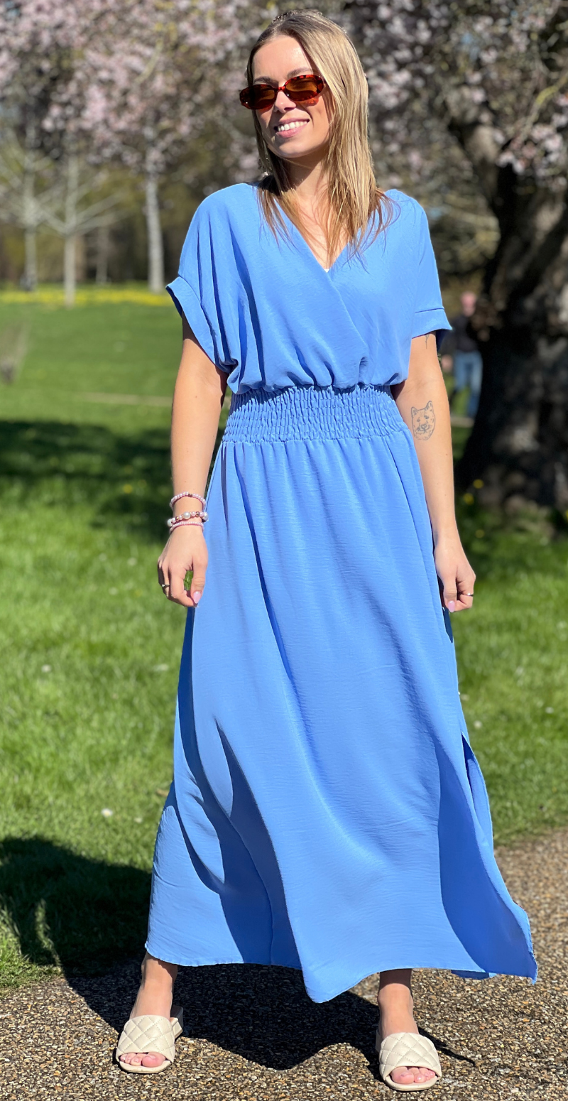 Dagny lang kjole med elastik i taljen og slids foran lysblå LikeLondon