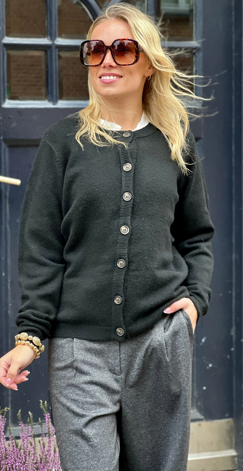 Kvinde i sort Orlean strik cardigan fra LikeLondon.com set forfra med knapper.