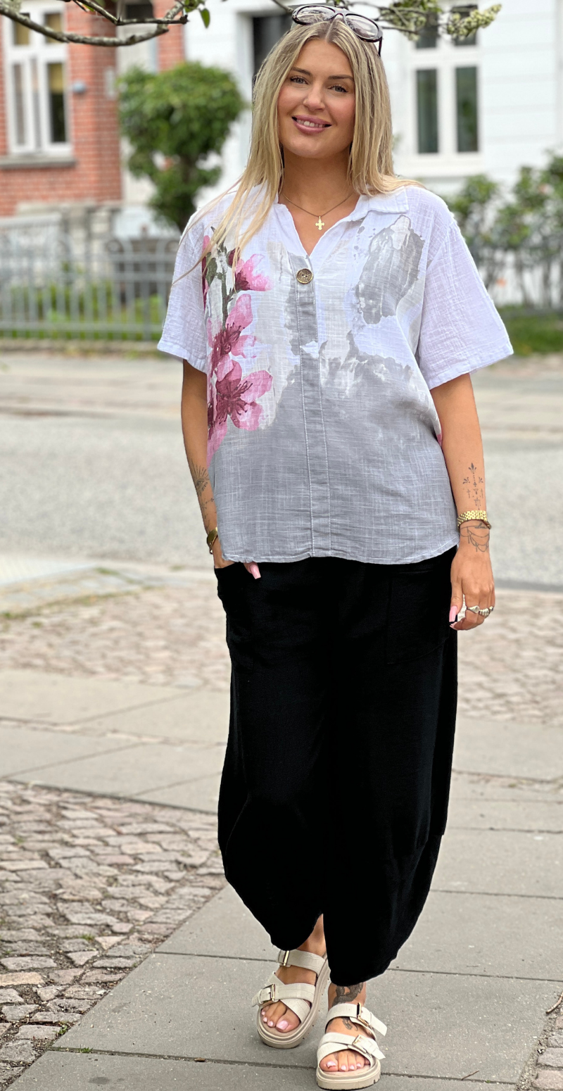 Gina bluse med blomsterprint og v-hals hvid LikeLondon