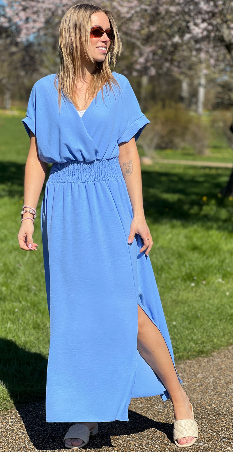 Dagny lang kjole med elastik i taljen og slids foran lysblå LikeLondon