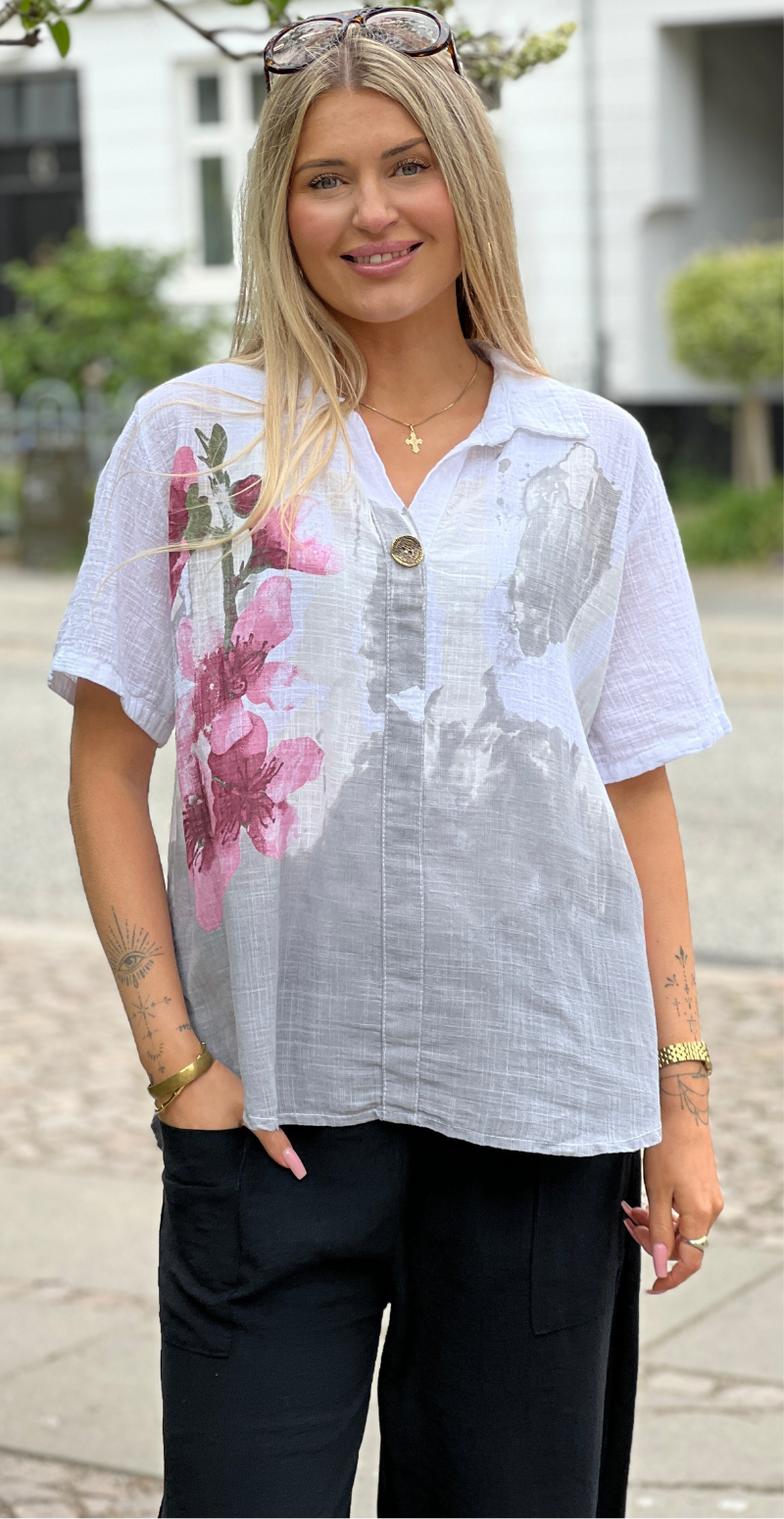 Gina bluse med blomsterprint og v-hals hvid LikeLondon
