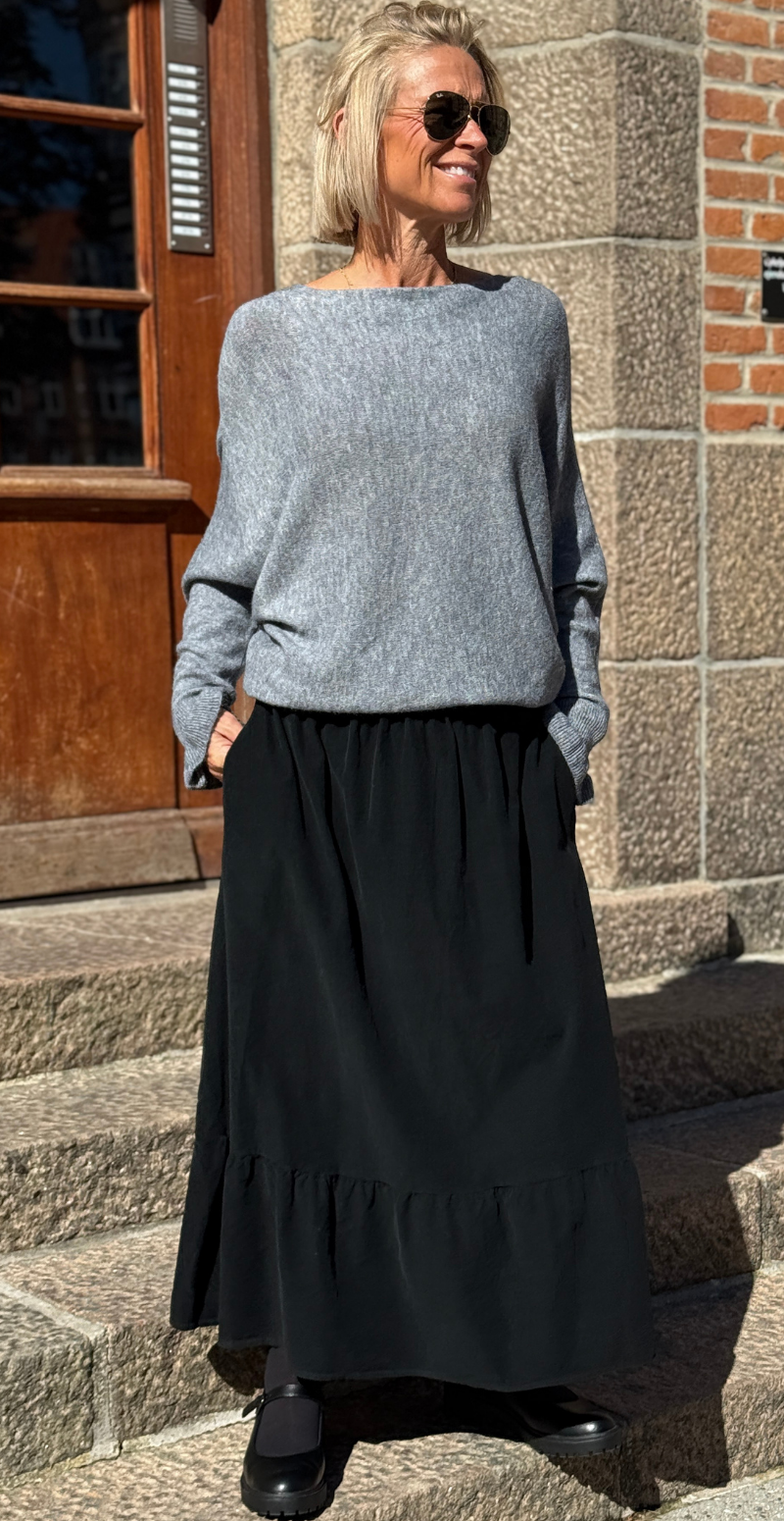Moanna fløjlsnederdel med peplum nederst og skrålommer sort LikeLondon