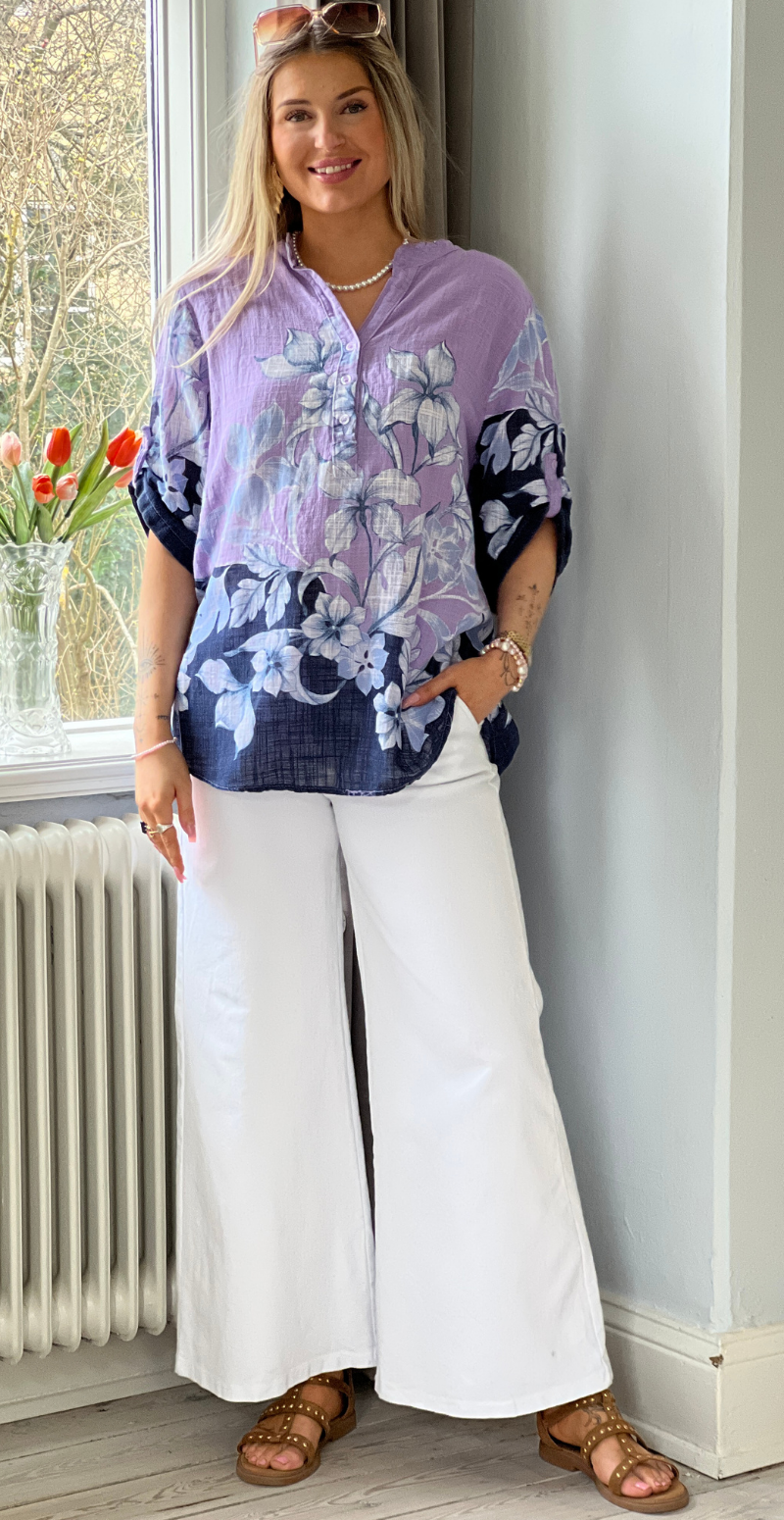 Bonnie bluse med stolpelukning og blomsterprint lilla LikeLondon