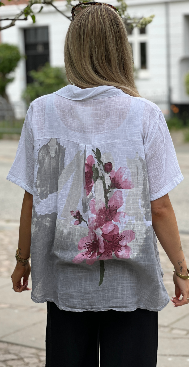 Gina bluse med blomsterprint og v-hals hvid LikeLondon