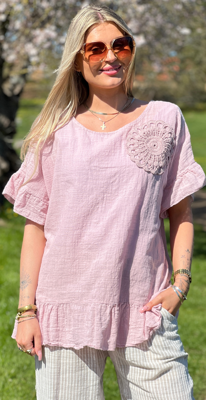 Carolina kortærmet rosa bluse med peplum og hæklet blomst forfra fra LikeLondon.com