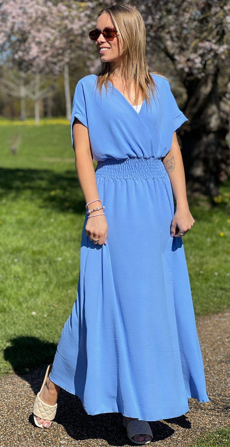 Dagny lang kjole med elastik i taljen og slids foran lysblå LikeLondon