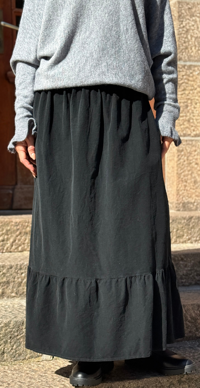 Moanna fløjlsnederdel med peplum nederst og skrålommer sort LikeLondon