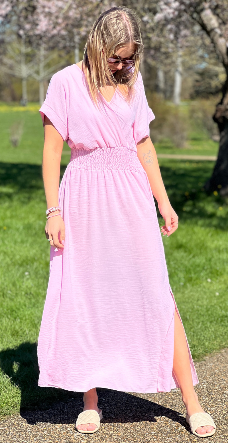 Dagny lang kjole med elastik i taljen og slids foran rosa LikeLondon