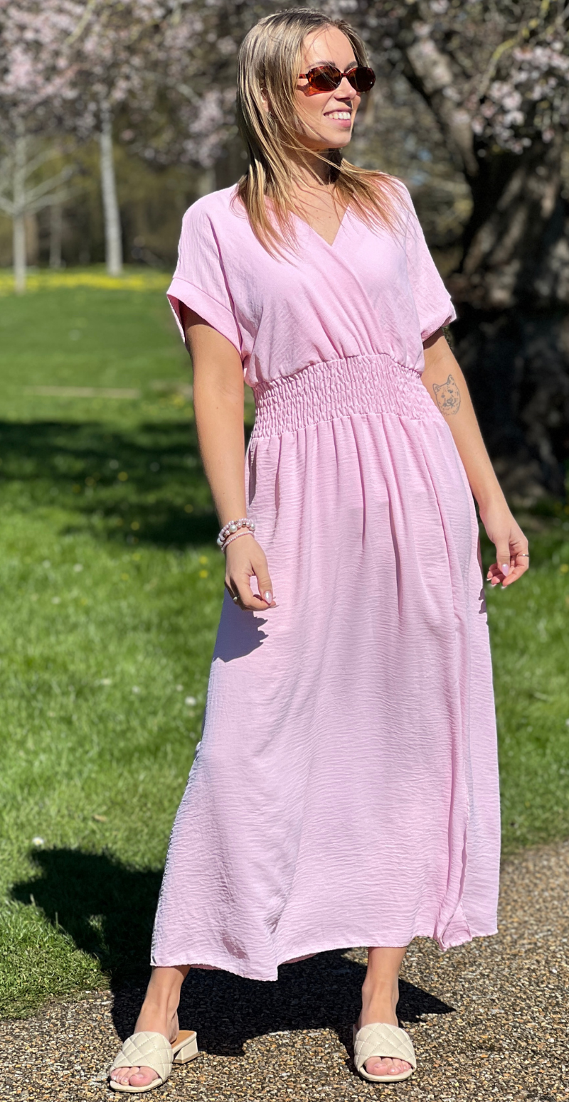 Dagny lang kjole med elastik i taljen og slids foran rosa LikeLondon