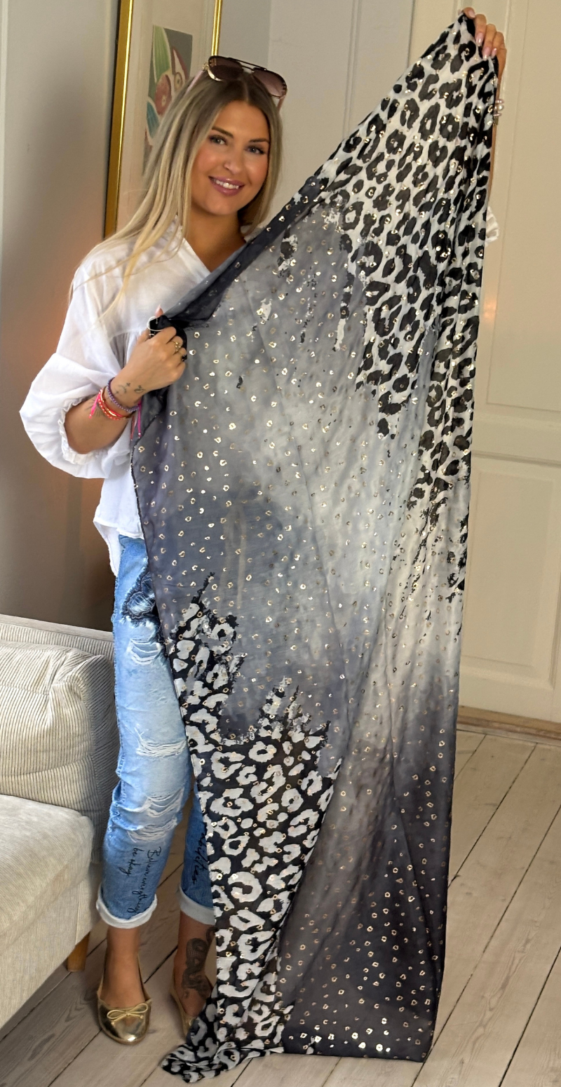 Tørklæde med leopardmønster og gulddetaljer sort LikeLondon