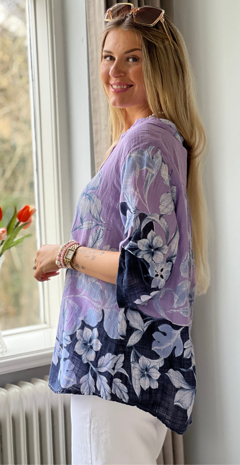 Bonnie bluse med stolpelukning og blomsterprint lilla LikeLondon